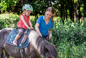 Erste Reiterfahrungen auf Shetlandponys
